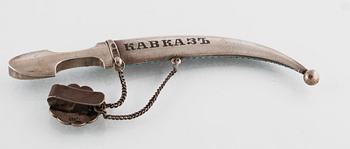 DRÄKTKNIV, silver och sten, Moskva, 1800-talets slut, total vikt 42 gram.