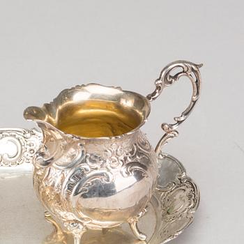 A Swedish 20th century parcel-gilt suger bowl and cream jar mark of Gewe Malmö 1951, tray included, height 6-8,5 cm.