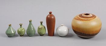 VASER, 7 st, stengods, bl a Bertil Lundgren, Rörstrand, Höganäs och Auli Heinonen, Arabia.