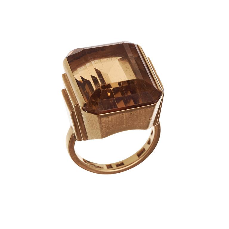 A Wiwen Nilsson 18k gold ring with a facet cut citrine, Lund 1951.