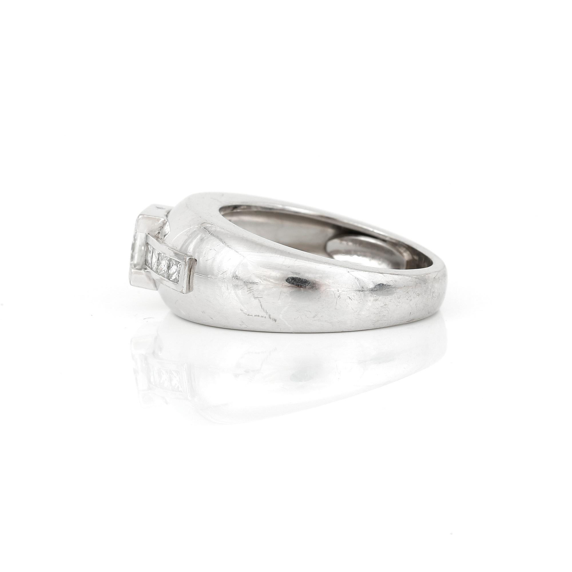 RING, 18K vitguld med prinsesslipade diamanter, tot ca 1,80 ct, Van Cleef & Arpels. Total vikt ca 10,81 g.