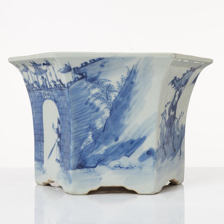 A Chinese blue and white porcelain flower pot, Qing dynasty, 19th century.