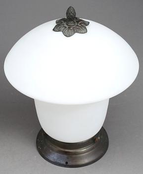 TAKLAMPOR, ett par, 1900-talets början. Metall och opalglas.