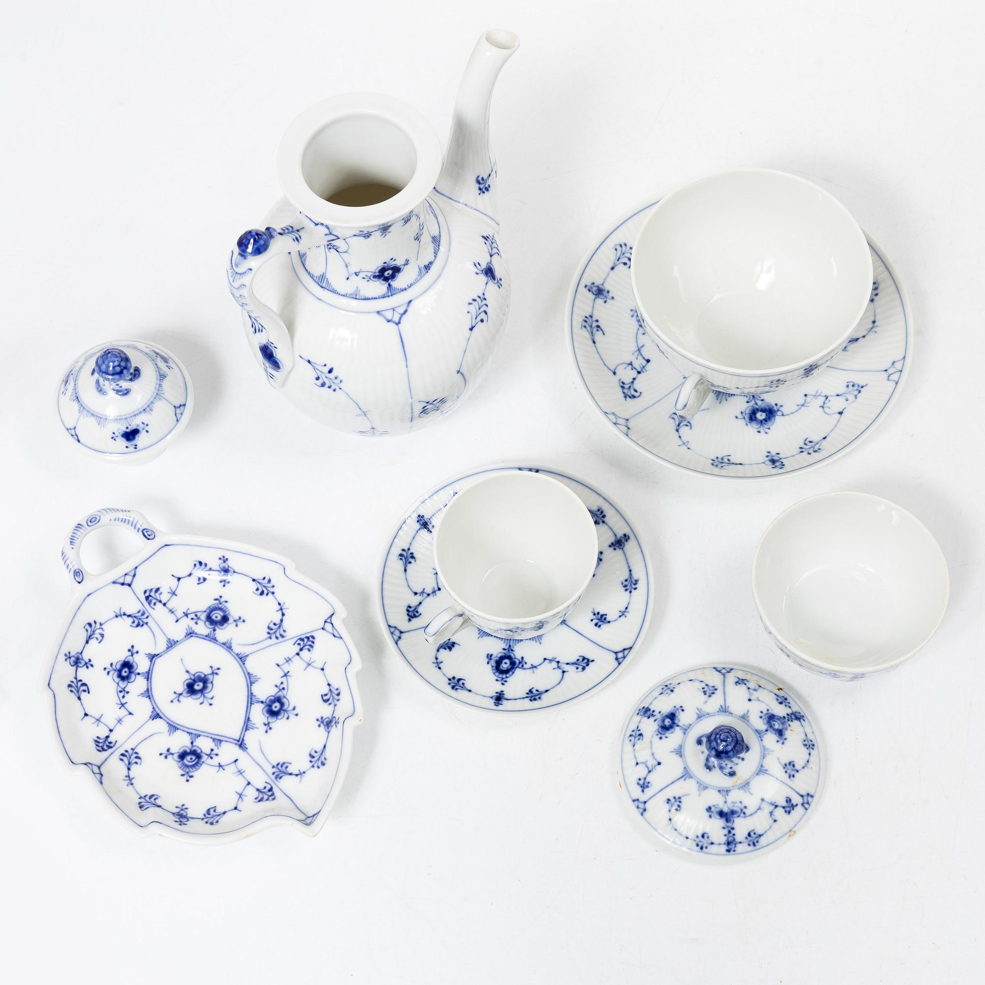 Royal Copenhagen, Servis, 49 delar, porslin, "Musselmalet riflet",