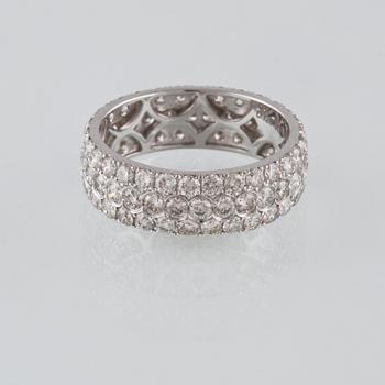 RING, 18K vitguld med 90 briljantslipade diamanter 3.26 ct. Vikt 4,1 gram.