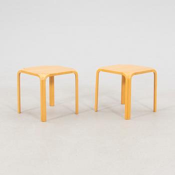 Alvar Aalto, pallar/sidobord, ett par modell X601 Artek 1900-talets senare hälft.