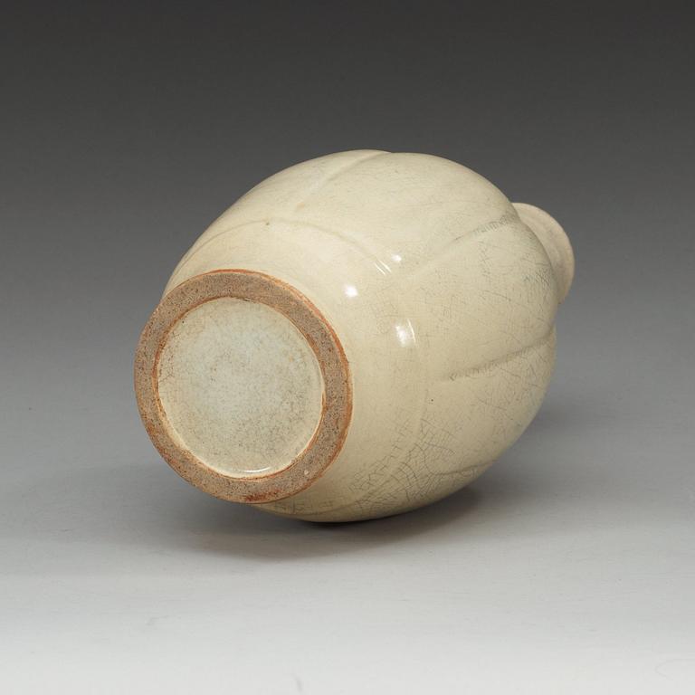 A white ge-glazed vase, Qing dynasty (1644-1912).