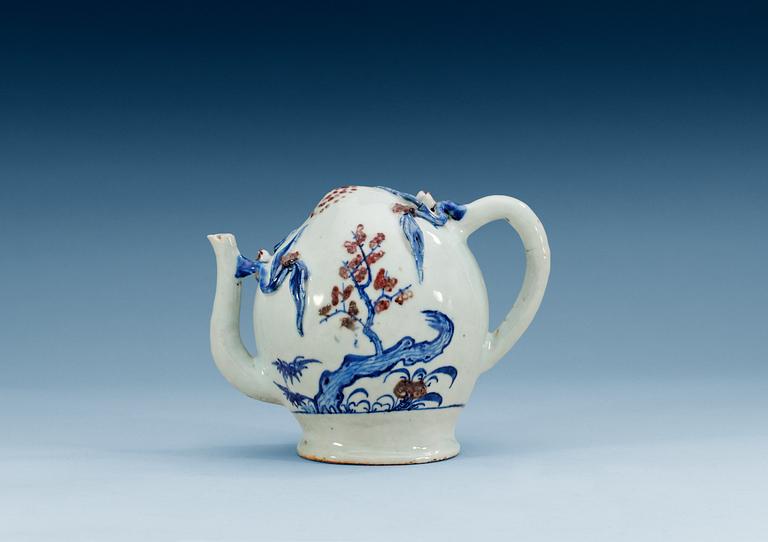 An underglaze blue and red cadogan pot, Qing dynasty, 18th Century.