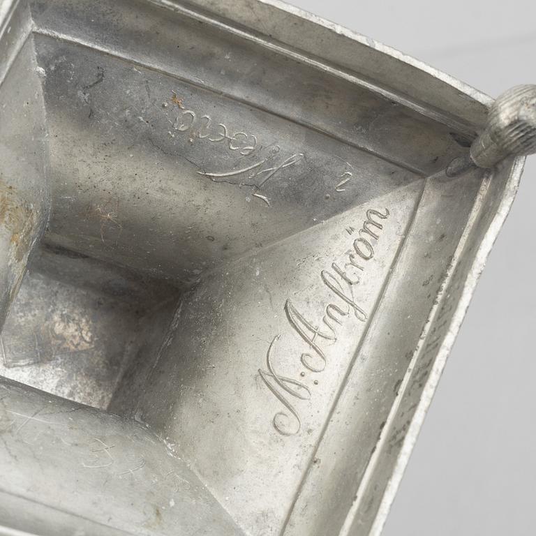 Kandelaber samt två ljusstakar, tenn, av Nils Justelius och Niclas Anström, Eksjo och Växjö, 1800-talets första hälft.