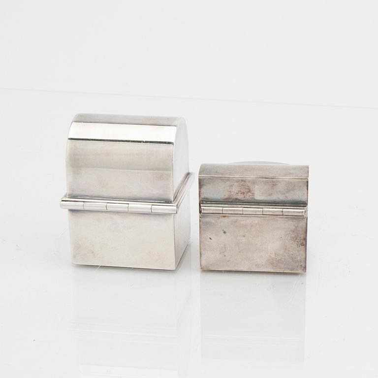 A Swedish 20th century set of two sterling silver boxes mark of Lars Håkansson Malmö 1983 and 1998 weight 210 grams.