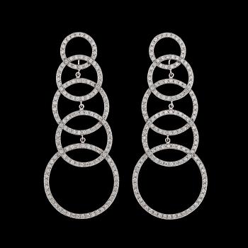 1222. A pair of brilliant cut diamond earrings, tot. 3.38 cts.