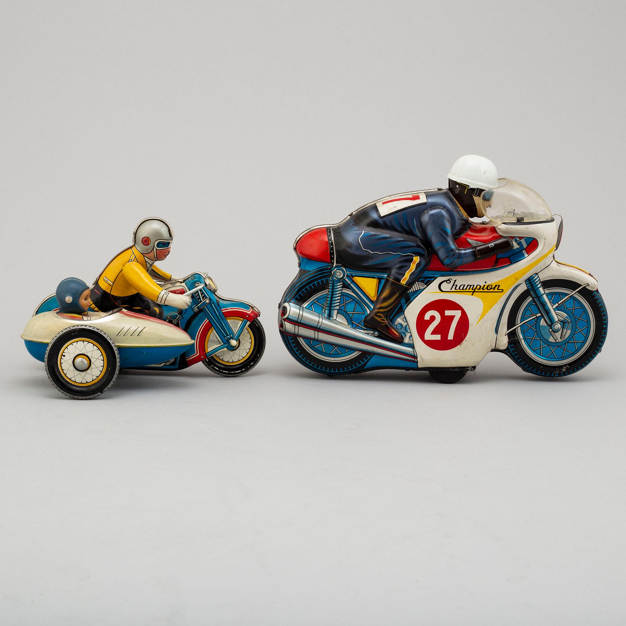 LEKSAKSMOTORCYKLAR, 2 stycken, plåt, Japan samt Kina, 1960-tal.