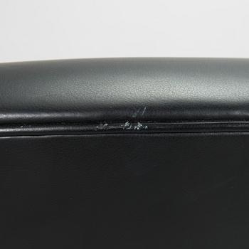 Frits Henningsen, fåtölj, "Heritage Chair", modell "FH419", och fotpall, Carl Hansen & Son, Danmark.