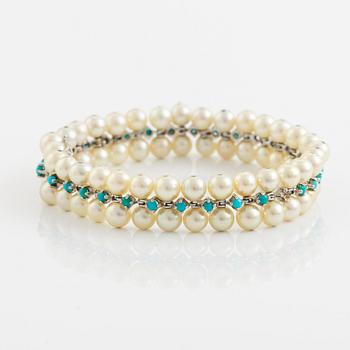 An 18K gold and cultured pearl bracelet.