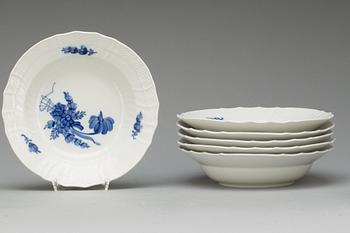 MATSERVIS, 18 delar,  porslin, "Blå blomst", Royal Copenhagen, 1900-talets andra hälft.