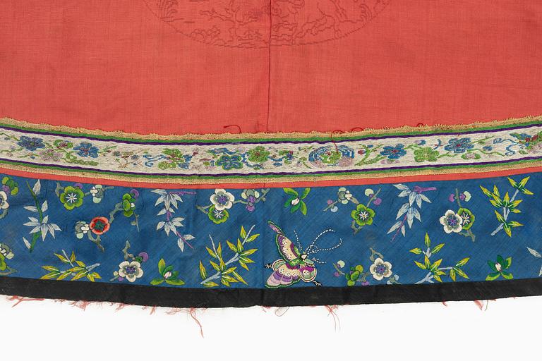 An embroidered Chinese silk robe, late Qing dynasty.