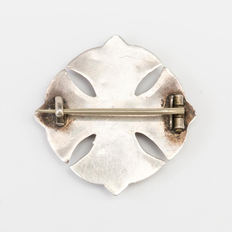 A BROOCH set with jasper and heliotrope.