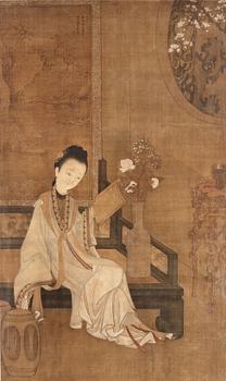 1537. RULLMÅLNING med KALLIGRAFI, Qing dynastin, troligen 1700-tal. Läsande hovdam.