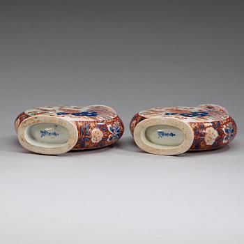 PILGRIMSFLASKOR, ett par, porslin. Japan, Meiji (1868-1912).