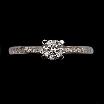 RING, vitguld 14K, briljantslipade diamanter, mittsten 0,39 ct + 0,11 ct. Vikt 2,3 g.