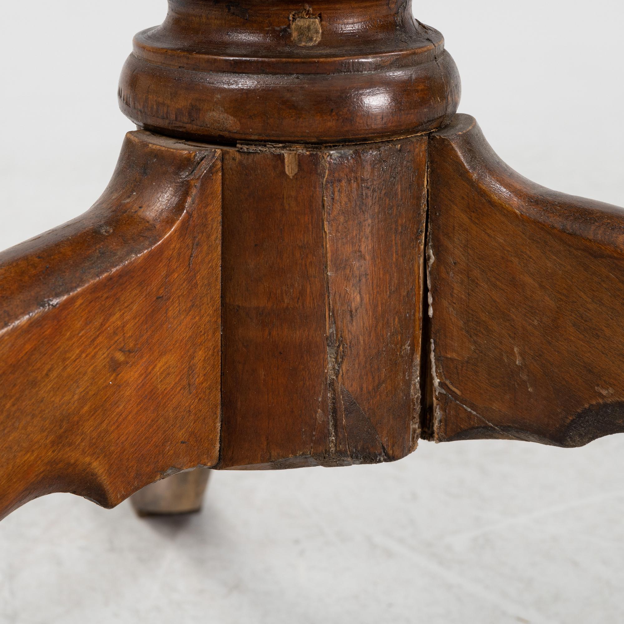 A Swedish alder and birch tilt-top table, early 19th Century.
