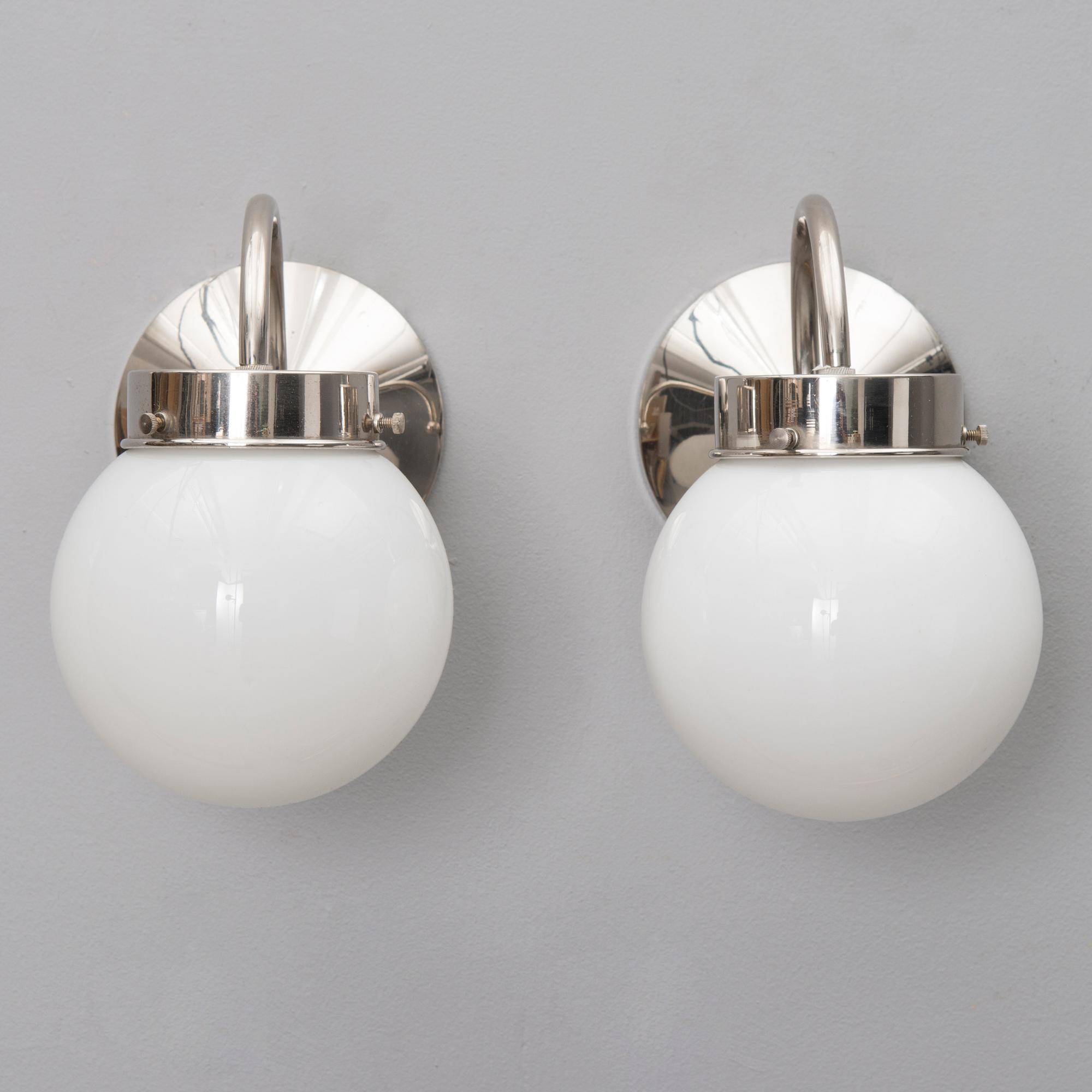 PAAVO TYNELL, VÄGGLAMPOR, ett par, modell 7204, Taito. 1930-talet.