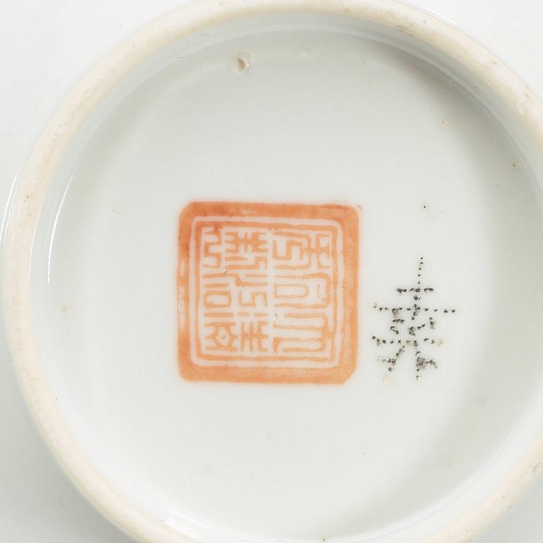 Three famille rose bowls, late Qing dynasty, with Tongzhi seal mark.