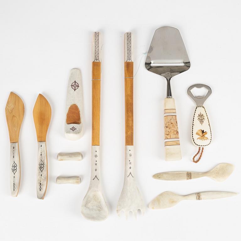 A lot of nine reindeer horn utensils for the table.