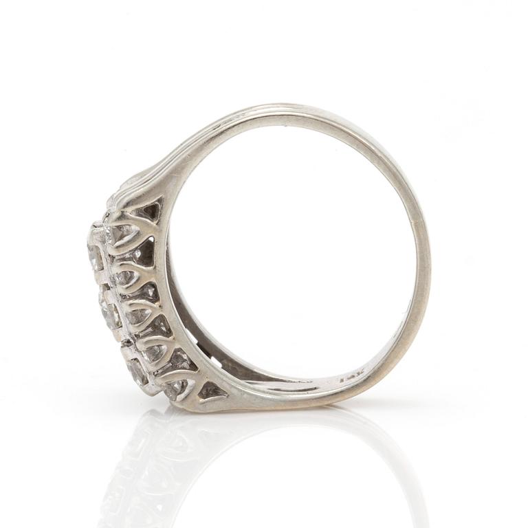 RING med briljantslipade diamanter.