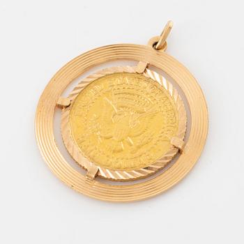Pendant in 18K gold with gold coin.