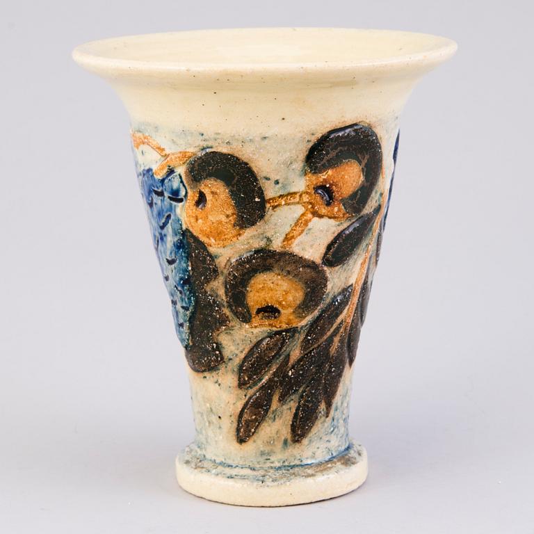 GERDA THESLEFF, A ceramic bowl signed GT.