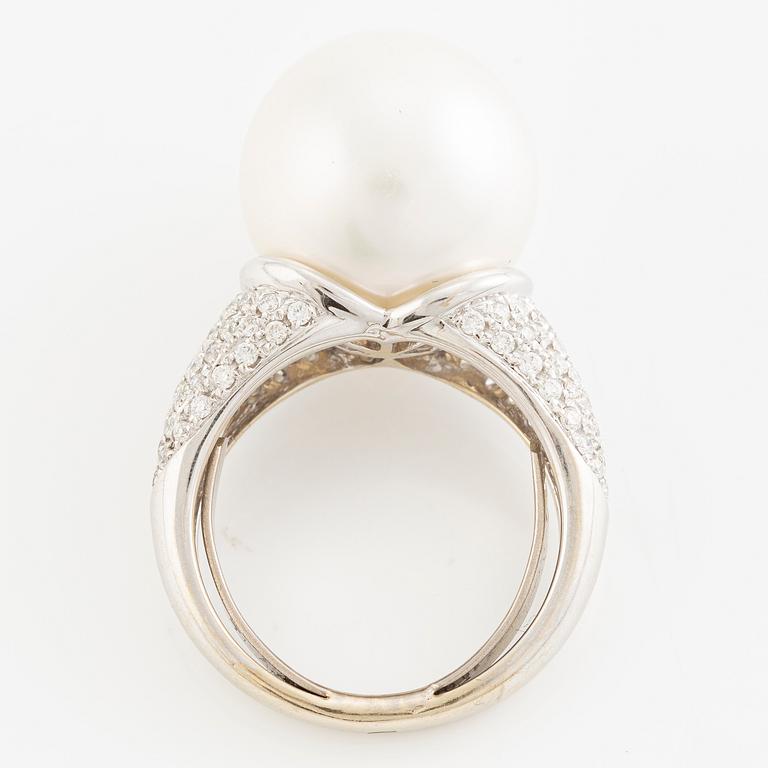 Ring, cocktail ring 18K white gold with a cultured South Sea pearl and brilliant-cut diamonds.