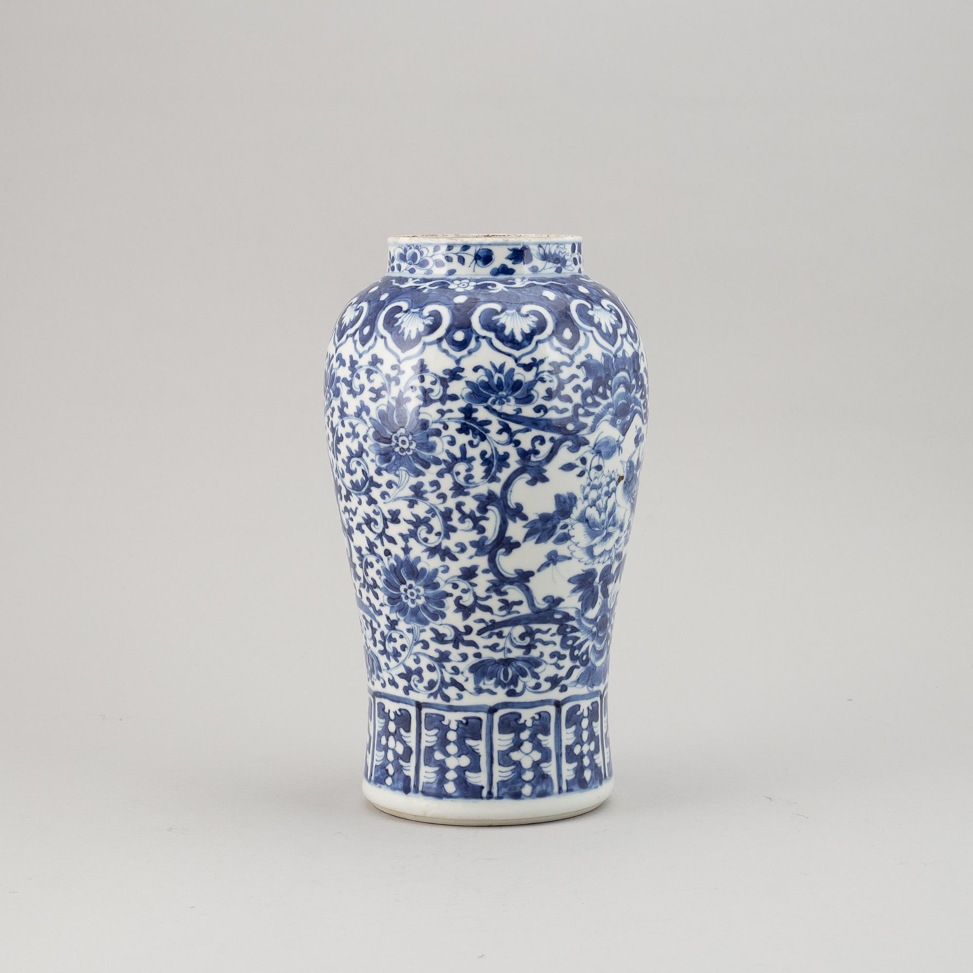 A blue and white vase, Qing dynasty, late 19th century.