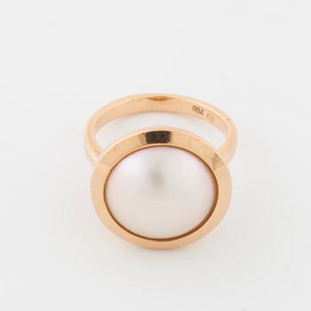 A mabé pearl ring.