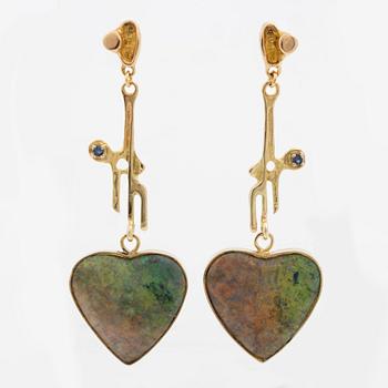 A pair of earrings 14K gold with opal.