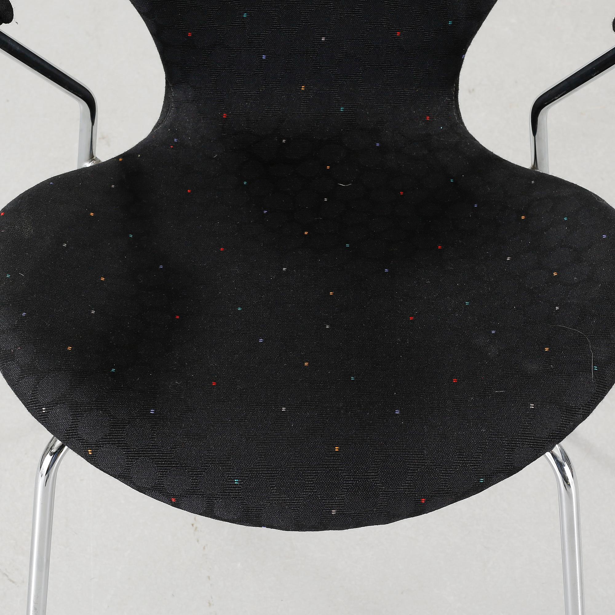 ARNE JACOBSEN, karmstol, "Sjuan", Fritz Hansen, daterad 1994.