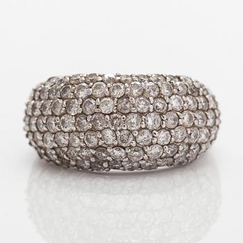 Ring, bombé, 18K vitguld och diamanter ca 2.00 ct tot enligt gravyr.