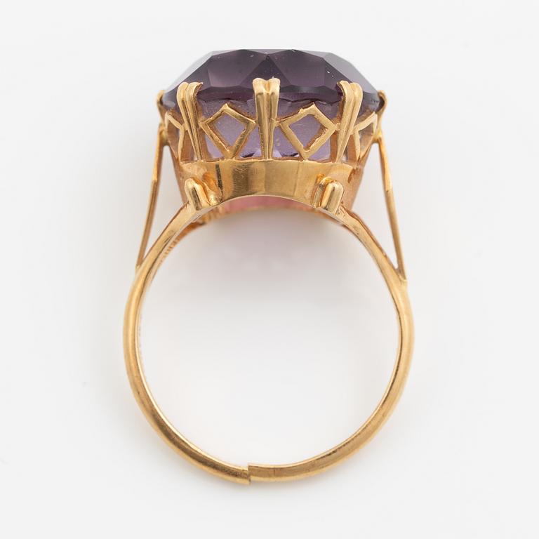 Ring, Stigbert, Engelbert 18K gold with amethyst.