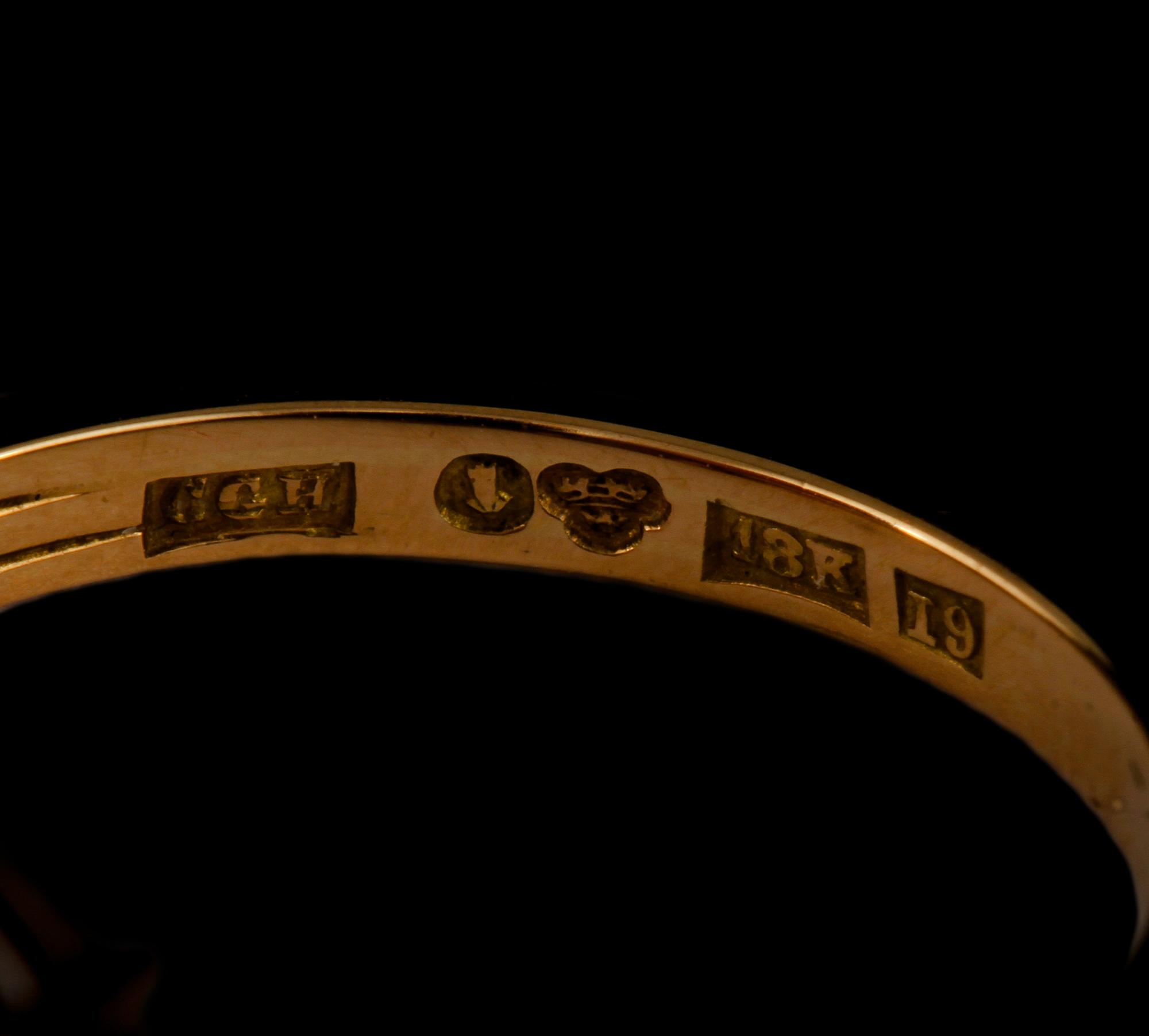 RING, 18k guld, cabochonslipad genuin opal och 6 åttkantslipade diamanter, Hallbergs, Stockholm, 1959. Vikt 4 g.