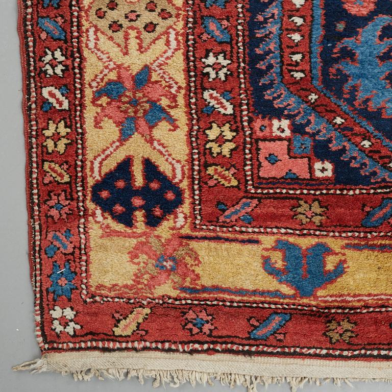 GALLERIMATTA, semiantik Azerbadjan, ca 545,5 x 102,5 cm (samt en kortsida med 2 cm slätväv).
