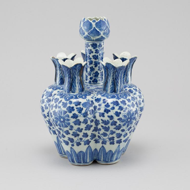 A 19th century Chinese porcelain tulip vase.