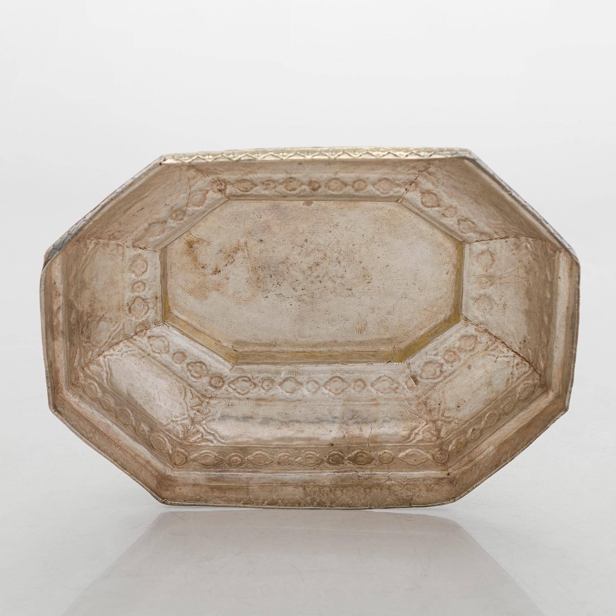 Pan-skrin på bricka, silver och förgyllt silver, mogulstil, Delhi, Indien, 1800-talets första hälft.