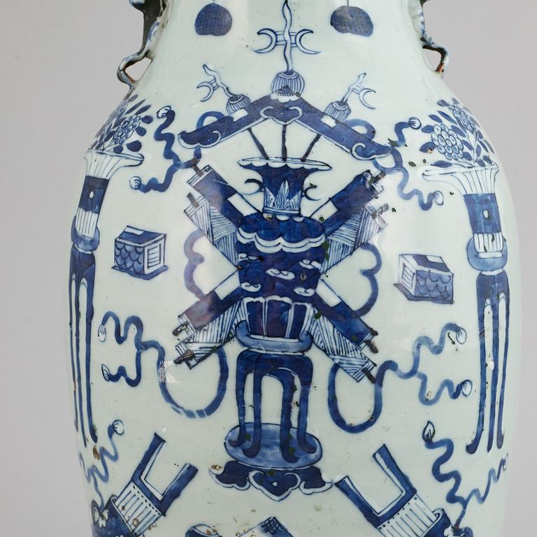 A blue and white floor vase, Qing dynasty, 19th century.