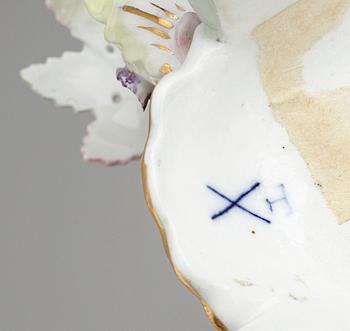 UPPSATSSKÅL SAMT ett par KANDELABRAR, porslin, Dresden, 1800-1900-tal.