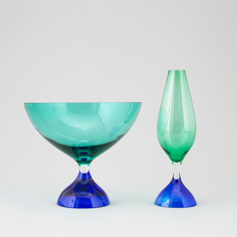 VICKE LINDSTRAND, a glass bowl and av vase, Kosta.