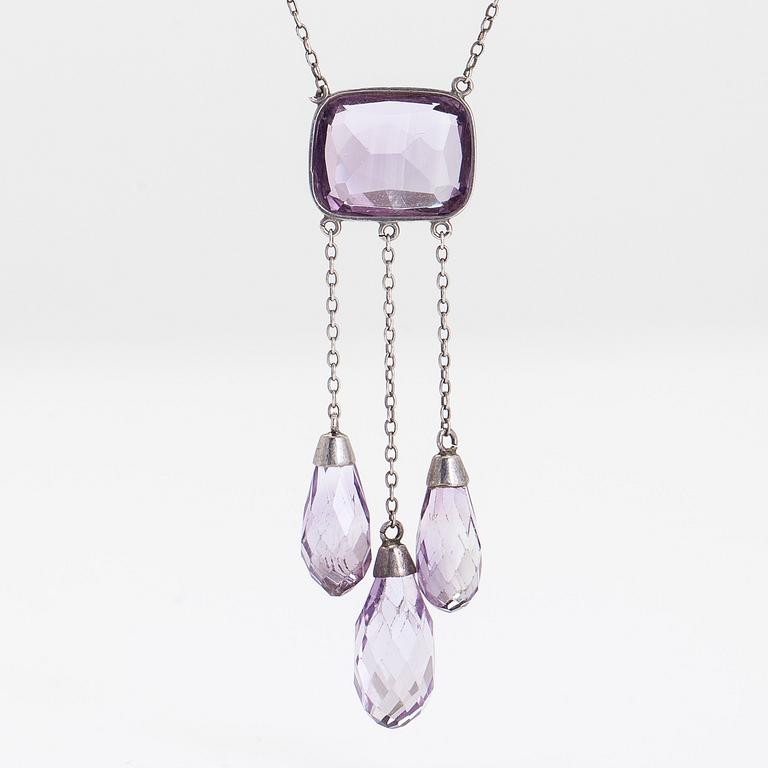 Halsband, silver och fasettslipade ametister.