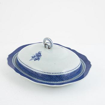 A Chinese blue and white export porcelain serving dish with cover, Qing dynasty, 18th century.