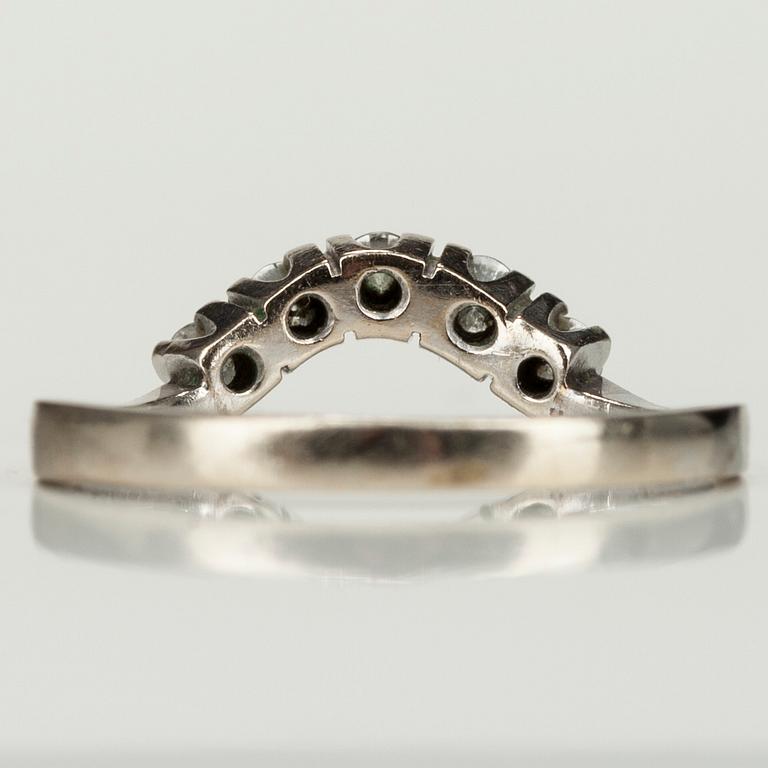 RING, 18K vitguld, 5 briljantslipade diamanter, Kalevi Piirainen,  Helsingfors 1981.