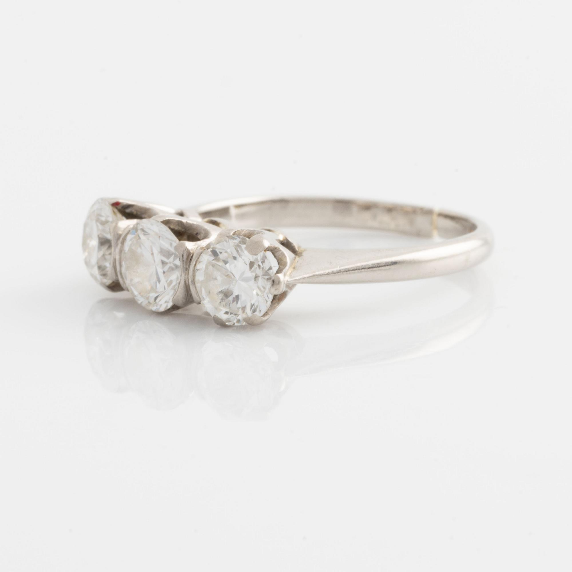 Ring with three brilliant-cut diamonds.