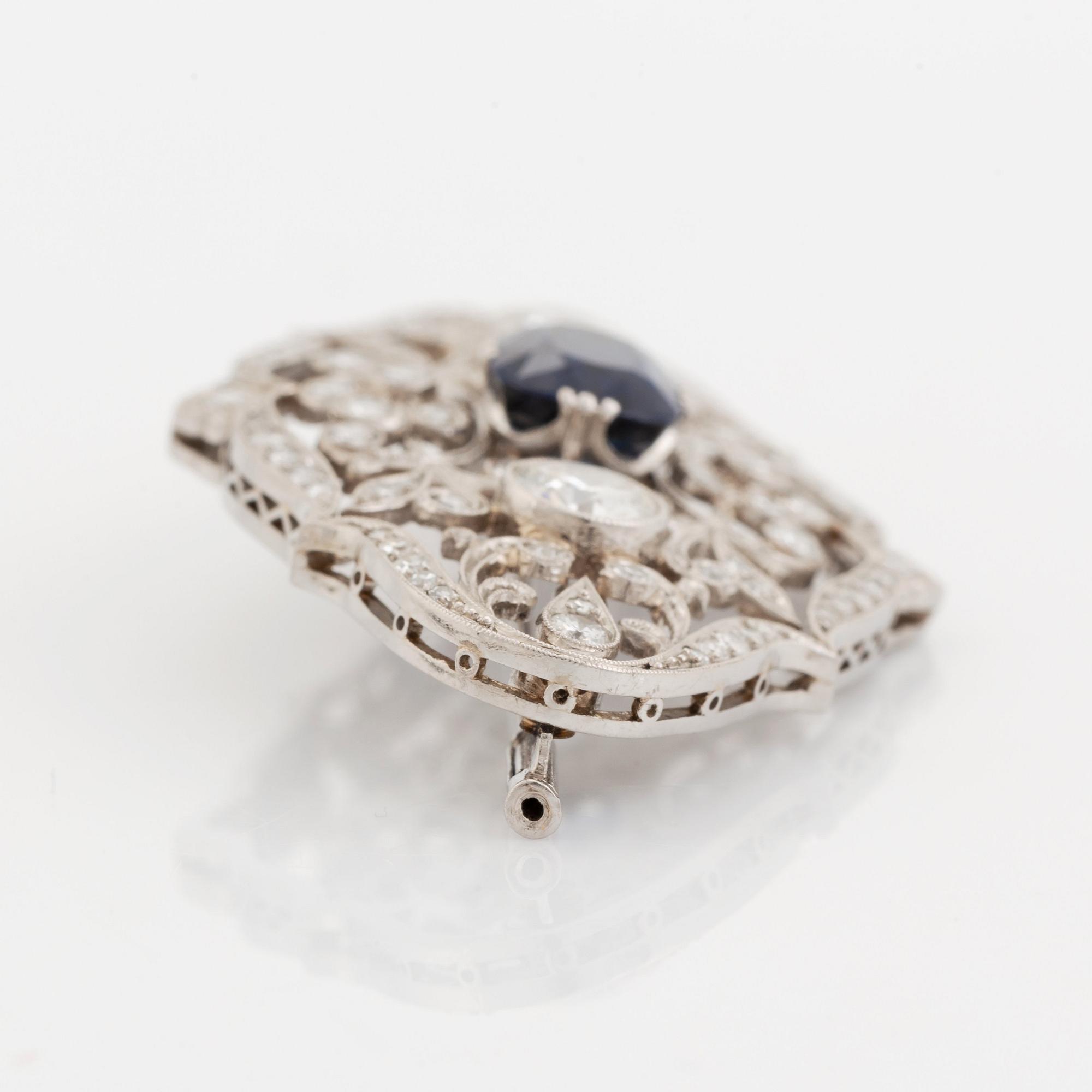 Brosch platina med en fasettslipad safir samt gammal- och åttkantslipade diamanter.